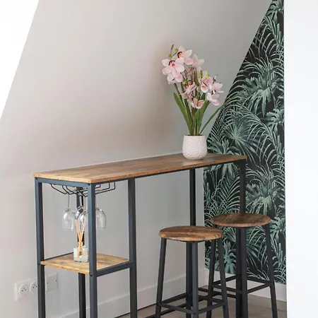 Beautiful Renovated - Next To The Metro *