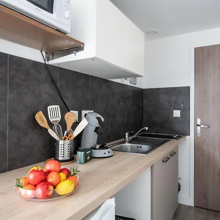 Beautiful Renovated - Next To The Metro Apartment *